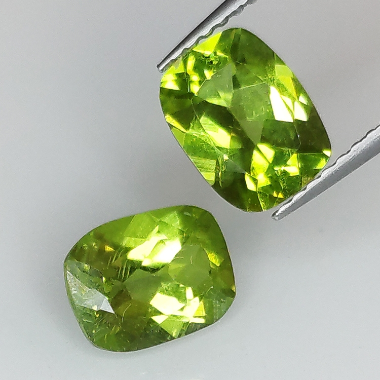 Peridot cushion cut 8x6mm 1pz