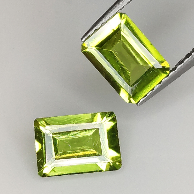 Peridoto talla esmeralda 7x5mm 1pz