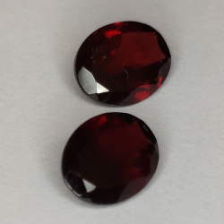 Garnet oval cut 10x8mm 1pz