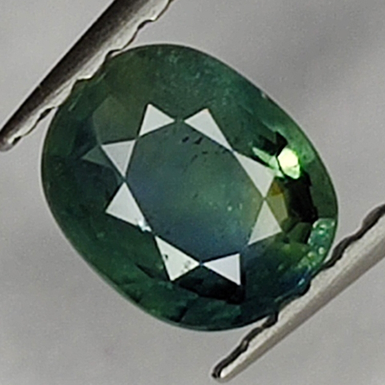 0.67ct Zaffiro Verde taglio ovale 5.9x4.8mm