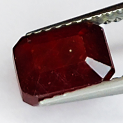 2.75ct Rubis coupe émeraude 7.7x5.7mm