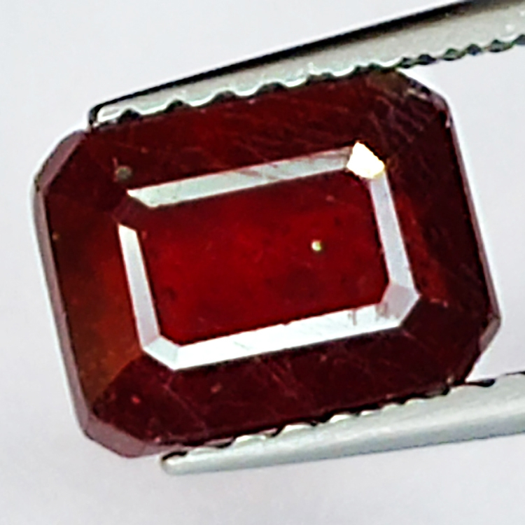 2.75ct Rubis coupe émeraude 7.7x5.7mm