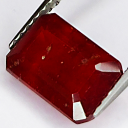 3.95ct Rubino taglio smeraldo 9.8x6.4mm