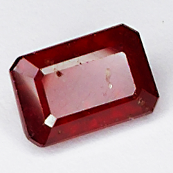 3.95ct Rubis coupe émeraude 9.8x6.4mm