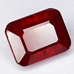 2.70ct Rubis coupe émeraude 7.9x6.0mm