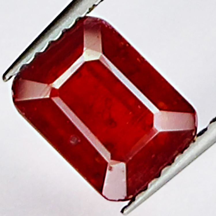 2.70ct Rubin smaragdschliff 7.9x6.0mm