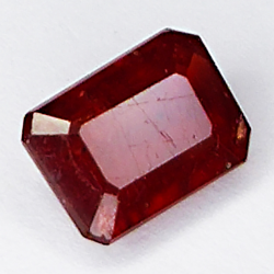 2.90ct Rubis coupe émeraude 8.8x6.3mm