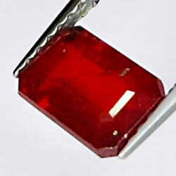 2.10ct Rubin smaragdschliff 7.6x5.4mm