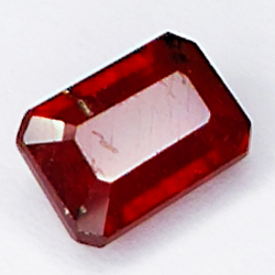 2.10ct Rubin smaragdschliff 7.6x5.4mm