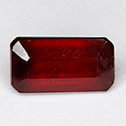 3.25ct Rubis coupe émeraude 10.2x5.6mm