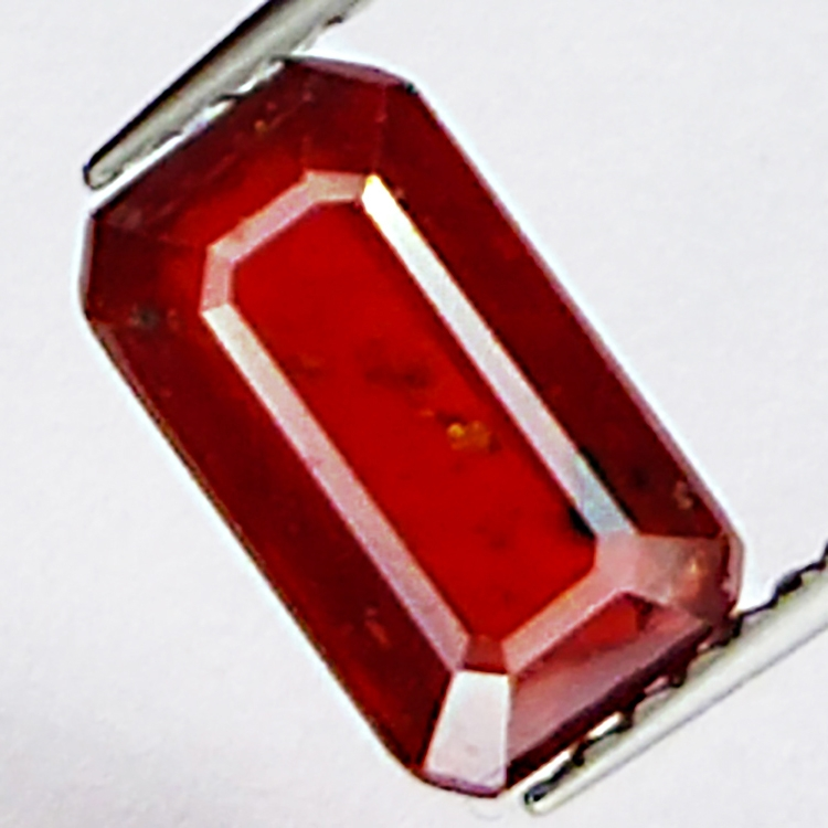 2.25ct Rubis coupe émeraude 8.8x5.1mm