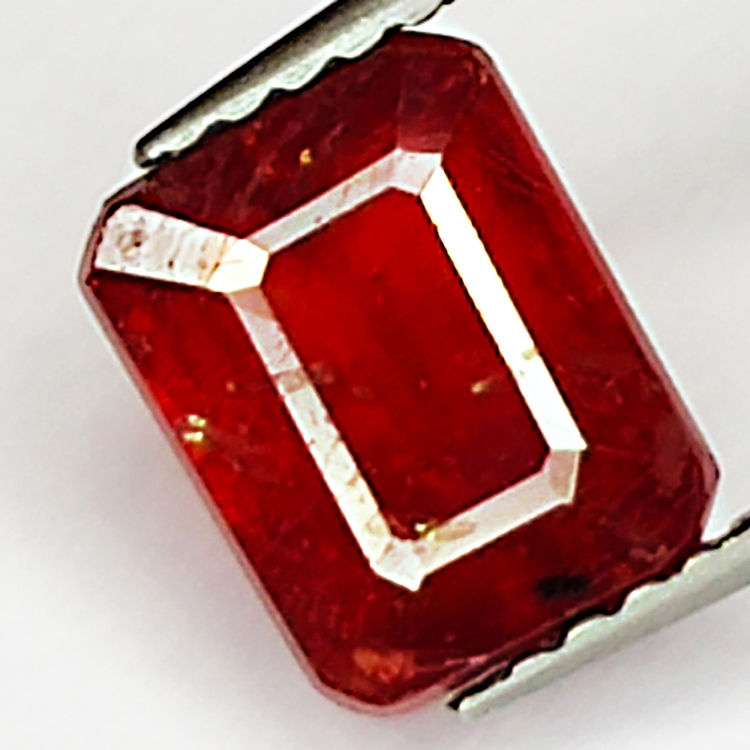 2.45ct Rubin smaragdschliff 7.7x6.0mm