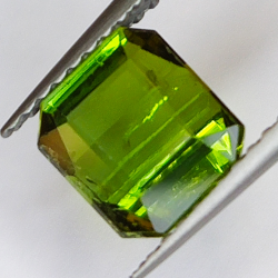 1.67ct Tourmaline Verdelite emeraude coupe 7.3x6.4mm