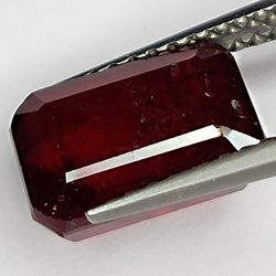 4.30ct Rubin smaragdschliff 9.7x7.1mm