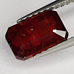 2.80ct Rubin smaragdschliff 7.8x5.4mm