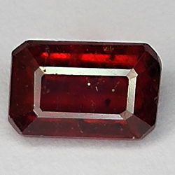 2.80ct Rubin smaragdschliff 7.8x5.4mm