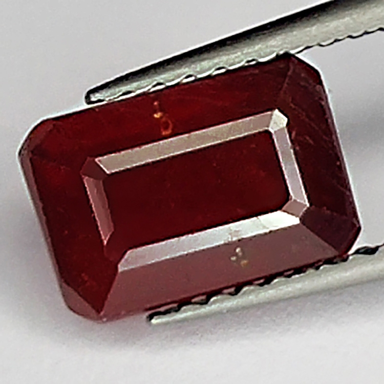 2.80ct Rubin smaragdschliff 8.4x5.7mm