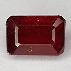 2.80ct Rubis coupe émeraude 8.4x5.7mm