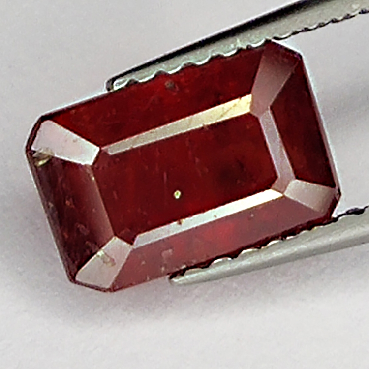 2.35ct Rubino taglio smeraldo 8.5x5.5mm