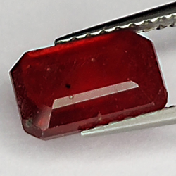 2.45ct Rubino taglio smeraldo 8.3x5.4mm