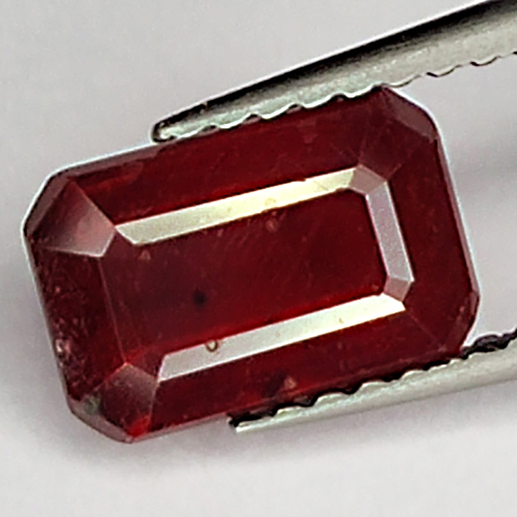 2.45ct Rubino taglio smeraldo 8.3x5.4mm