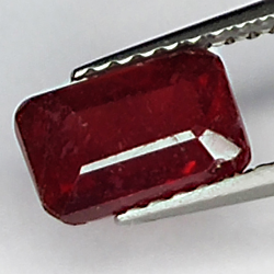 1.85ct Rubis coupe émeraude 7.7x5.0mm