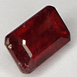 1.85ct Rubin smaragdschliff 7.7x5.0mm