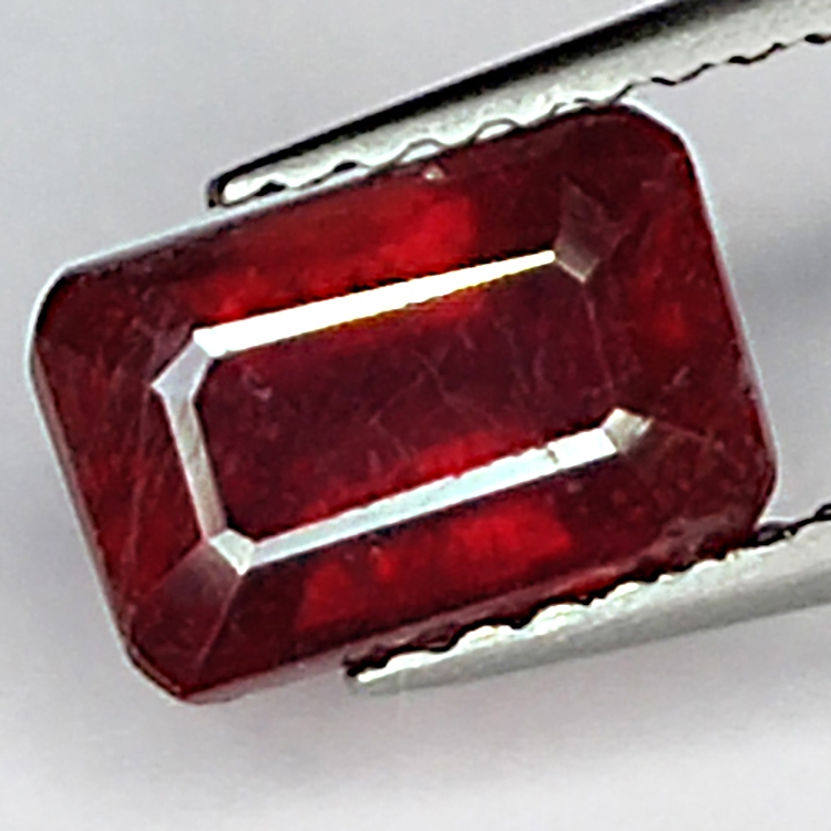 1.85ct Rubin smaragdschliff 7.7x5.0mm