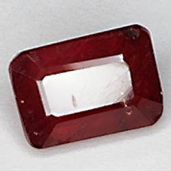 2.75ct Rubin smaragdschliff 8.3x5.7mm