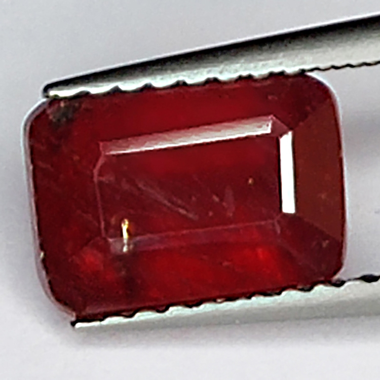 2.75ct Rubis coupe émeraude 8.3x5.7mm