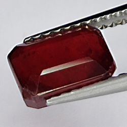 2.95ct Rubino taglio smeraldo 7.7x5.8mm