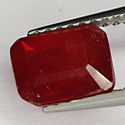 2.00ct Rubis coupe émeraude 7.2x5.7mm