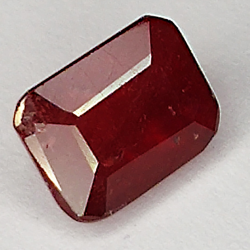 2.00ct Rubis coupe émeraude 7.2x5.7mm