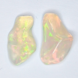 2,83 ct rauer äthiopischer Opal 12,42 x 7,85 x 4,96 mm und 12,63 x 5,45 x 4,43 mm