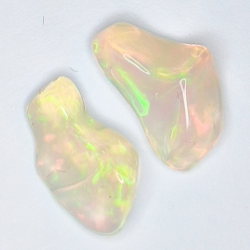 2,83 ct rauer äthiopischer Opal 12,42 x 7,85 x 4,96 mm und 12,63 x 5,45 x 4,43 mm