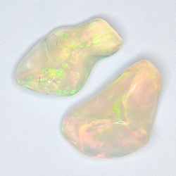 2,83 ct rauer äthiopischer Opal 12,42 x 7,85 x 4,96 mm und 12,63 x 5,45 x 4,43 mm