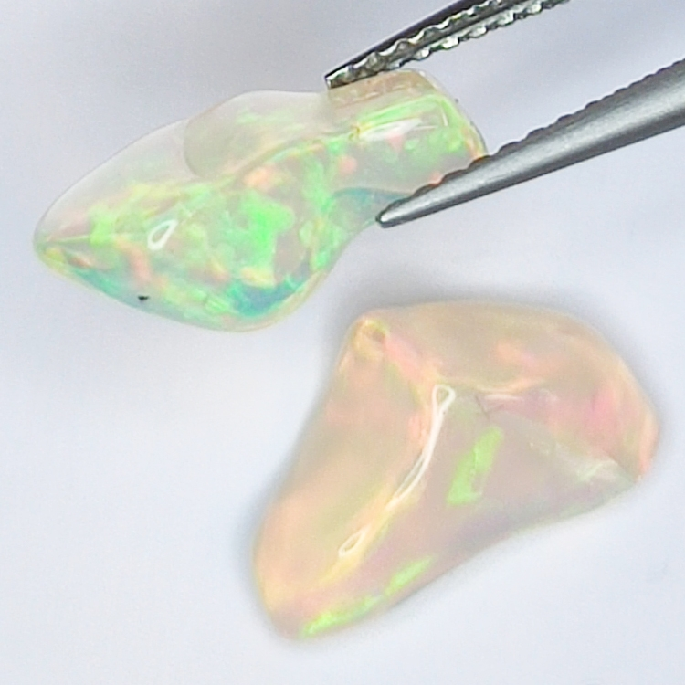 2,83 ct rauer äthiopischer Opal 12,42 x 7,85 x 4,96 mm und 12,63 x 5,45 x 4,43 mm