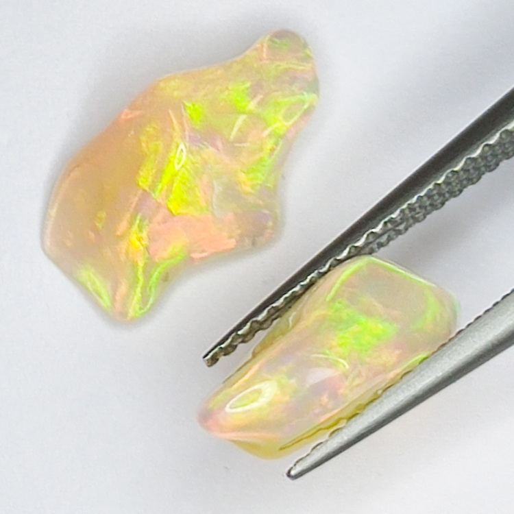 3,48 ct Rough Ethiopian Opal 10,97 x 7,02 x 5,45 und 12,51 x 7,47 x 5,59 mm und 12,63 x 5,45 x 4,43 mm