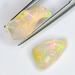 3,48 ct Rough Ethiopian Opal 10,97 x 7,02 x 5,45 und 12,51 x 7,47 x 5,59 mm und 12,63 x 5,45 x 4,43 mm