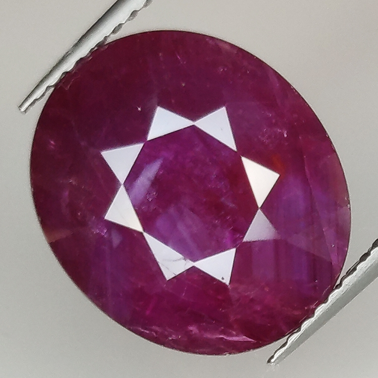 9.50ct Rubin ovalschliff 14.3x12.4mm