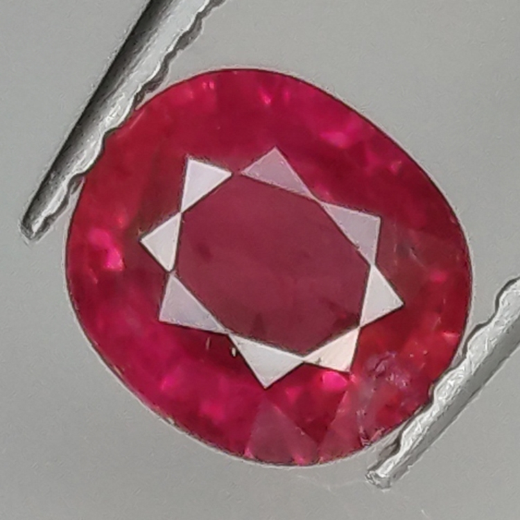 1.02ct Rubin ovalschliff 6.3x5.6mm