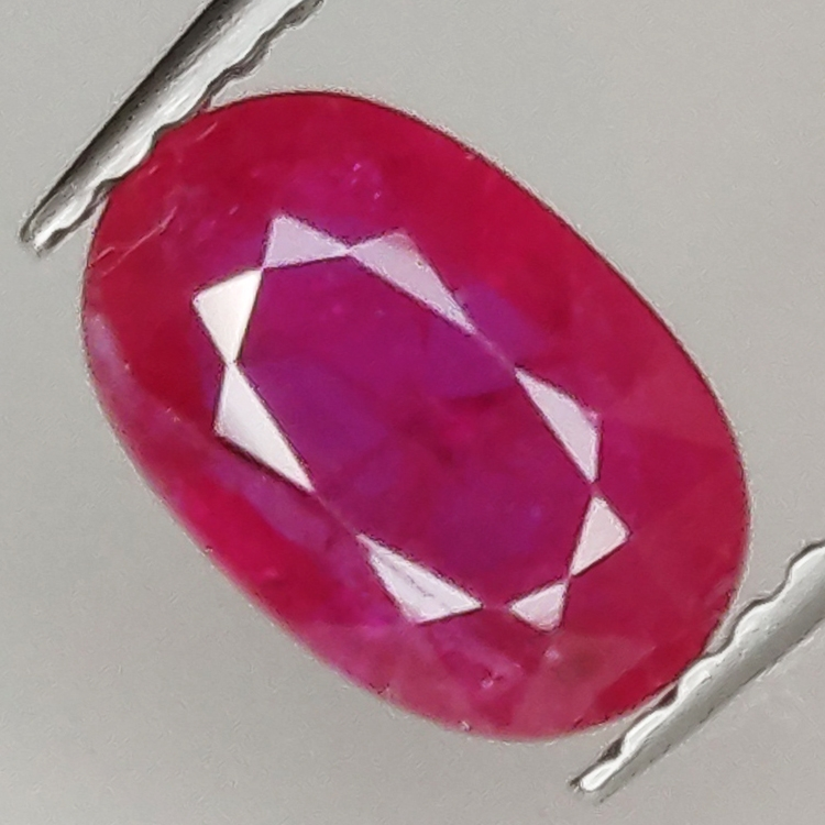 1.28ct Rubis coupe ovale 8.1x5.4mm