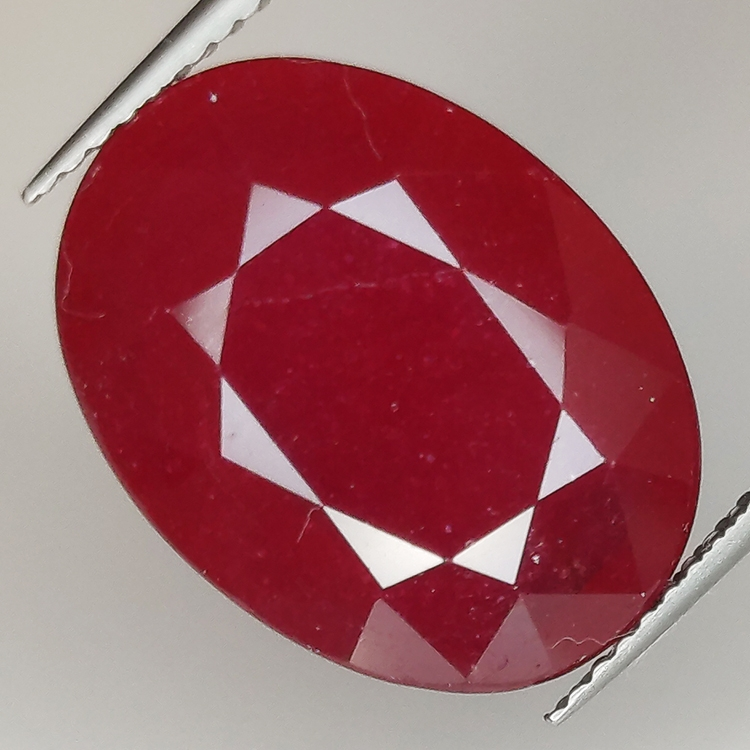 14.56ct Rubino taglio ovale 17.3x13.1mm