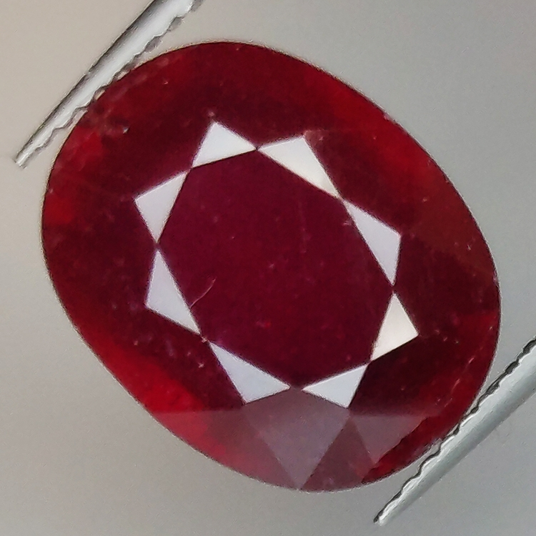 8.56ct Rubin ovalschliff 13.9x11.3mm