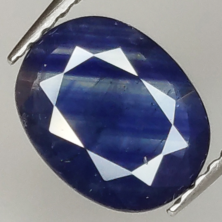 1.65ct Saphir Bleu coupe ovale 8.9x6.9mm