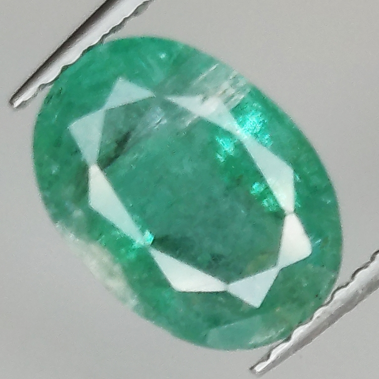 2.76ct Esmeralda talla oval 10.3x7.6mm