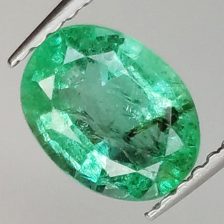 1.18ct Smaragd Ovalschliff 7.8x6.0mm