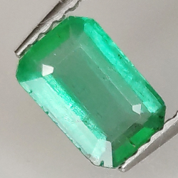 0.64ct Émeraude coupe émeraude 6.9x4.6mm