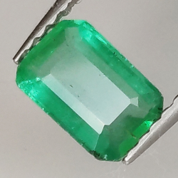 0.64ct Émeraude coupe émeraude 6.9x4.6mm