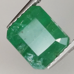 2.45ct Émeraude coupe émeraude 7.5x6.4mm